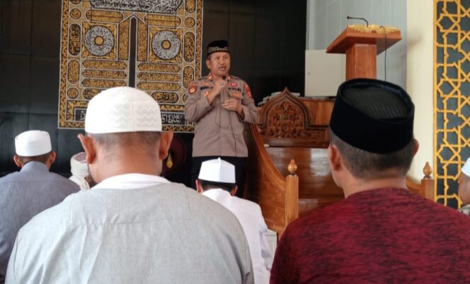 
					Safari Jumat di Masjid Baitul Makmur, Kapolsek Bacukiki Sosialisasikan Pemberantasan Premanisme dan Sampaikan Pesan Kamtibmas