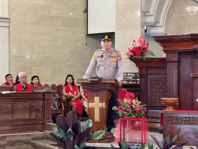 
					Wujud Kepedulian Polri, Kapolres Tana Toraja Ajak Jemaat Gereja Bersama Jaga Kamtibmas
